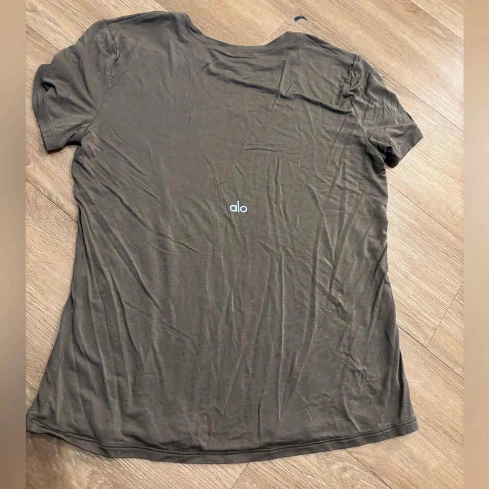 Alo Yoga T-Shirt - Picture 2 of 4